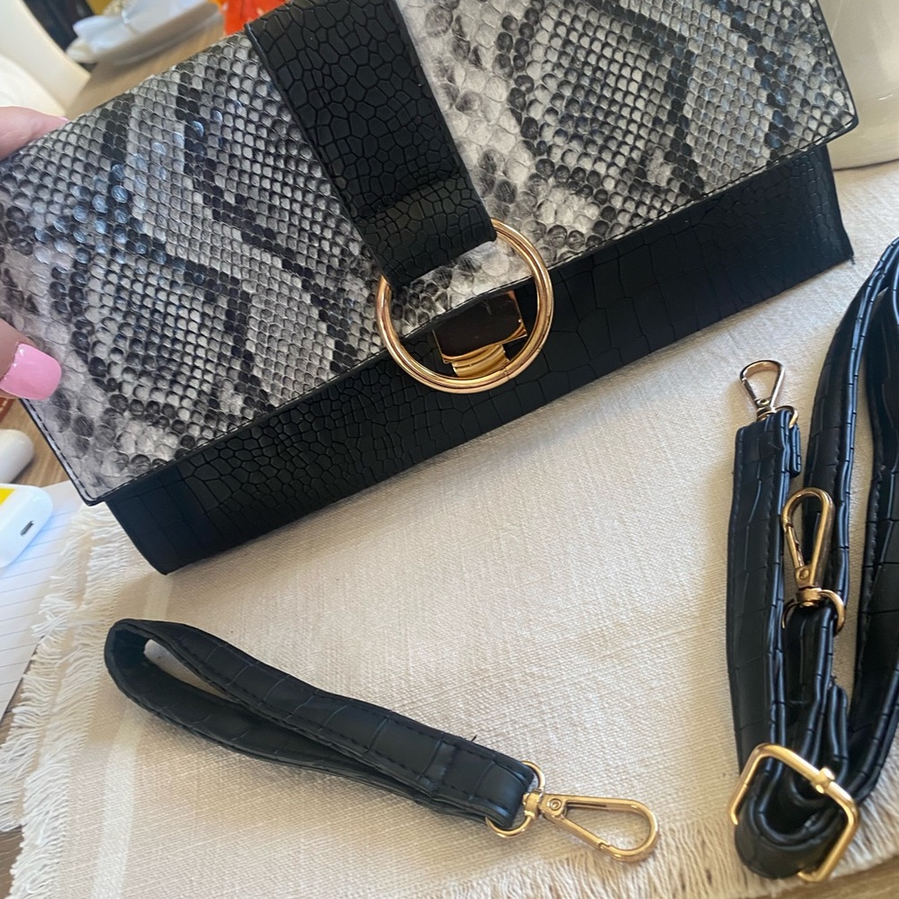 BRAND NEW CLUTCH OR CROSSBODY Imitation bag! Never been used! So Classy!